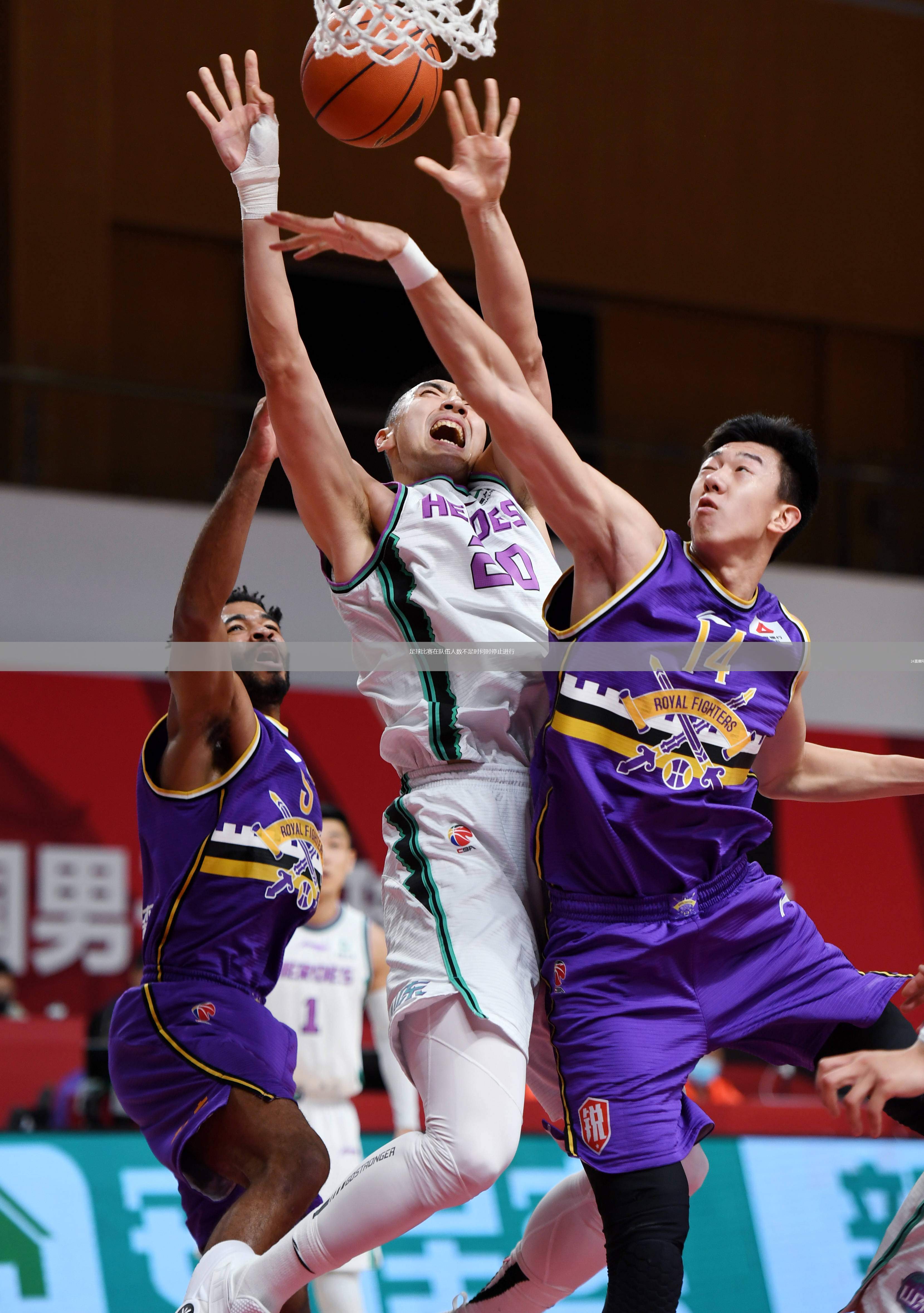 足球比賽在隊(duì)伍人數(shù)不足時(shí)何時(shí)停止進(jìn)行